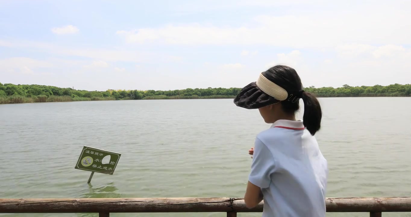 女孩在长荡湖边吹风休闲度假视频素材