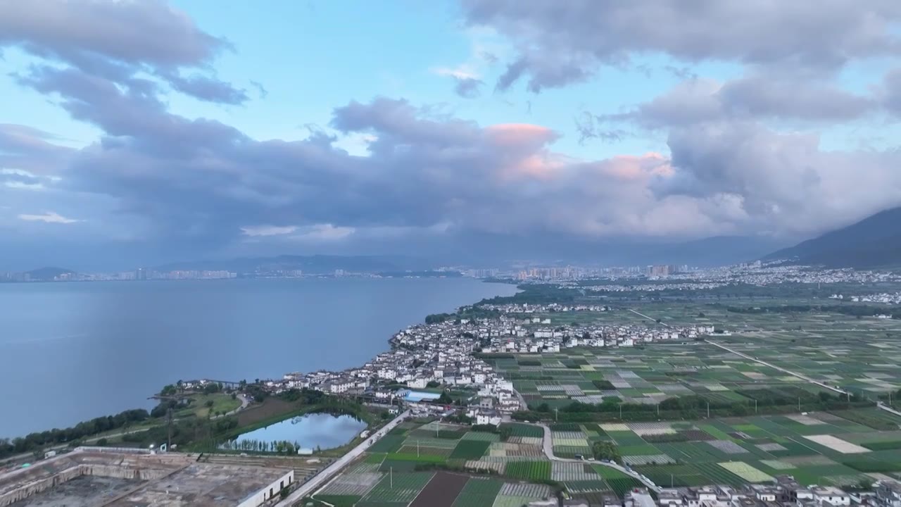 航拍云南旅游大理洱海乡村农田村庄田园风景视频素材