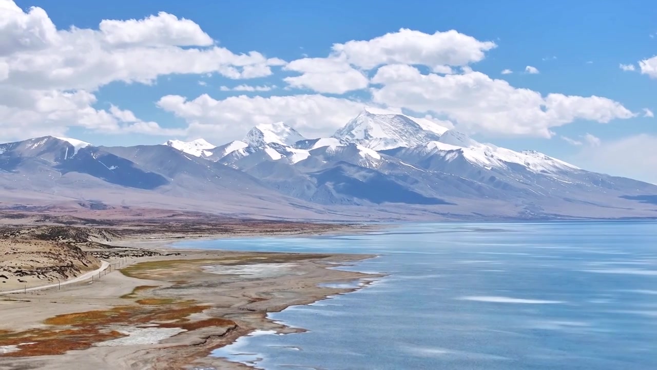 中国西藏阿里地区玛旁雍错纳木那尼峰航拍视频下载