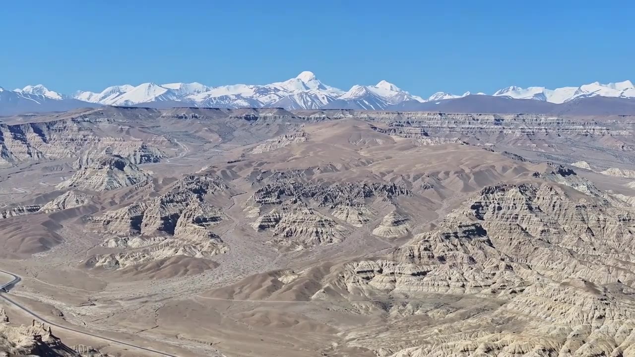 中国西藏阿里地区玛朗峡谷土林、雪山风光视频下载