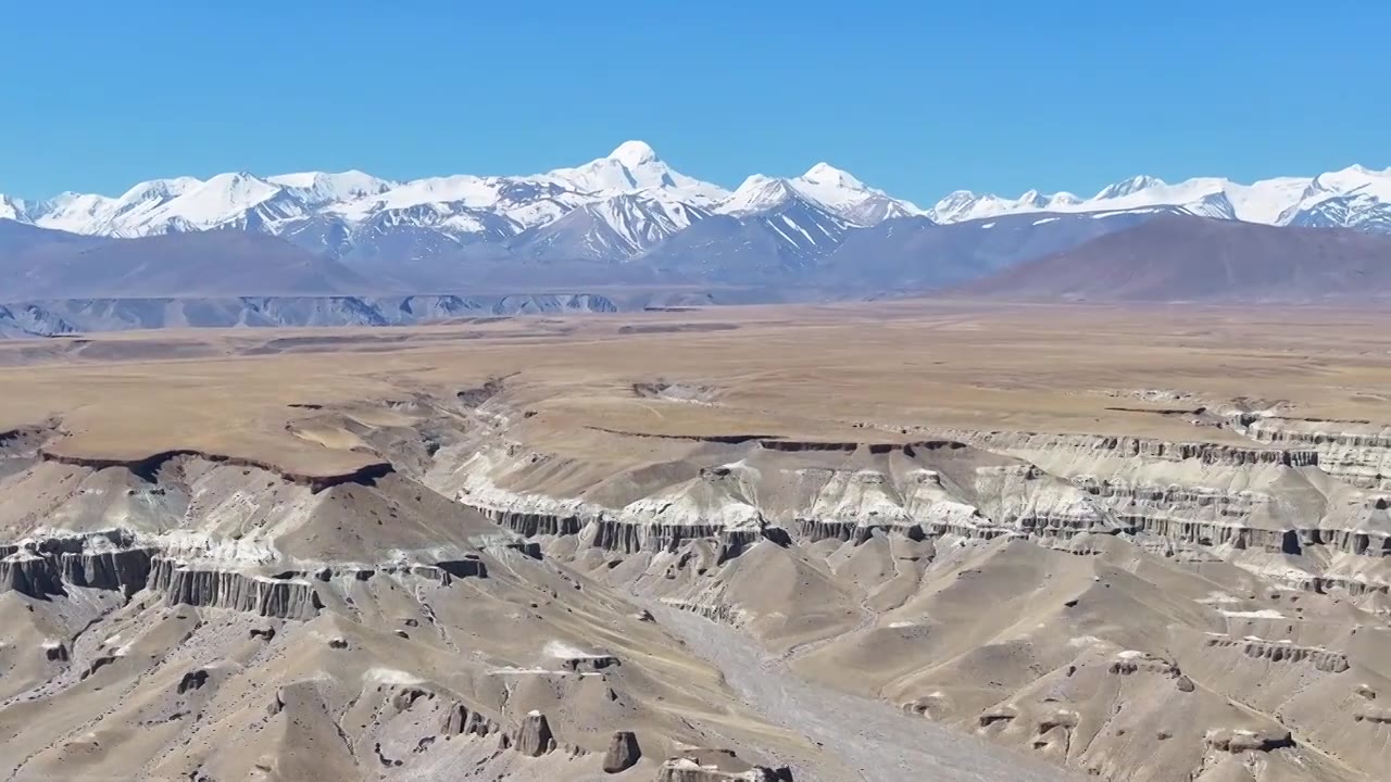 中国西藏阿里地区玛朗峡谷土林、雪山风光视频下载