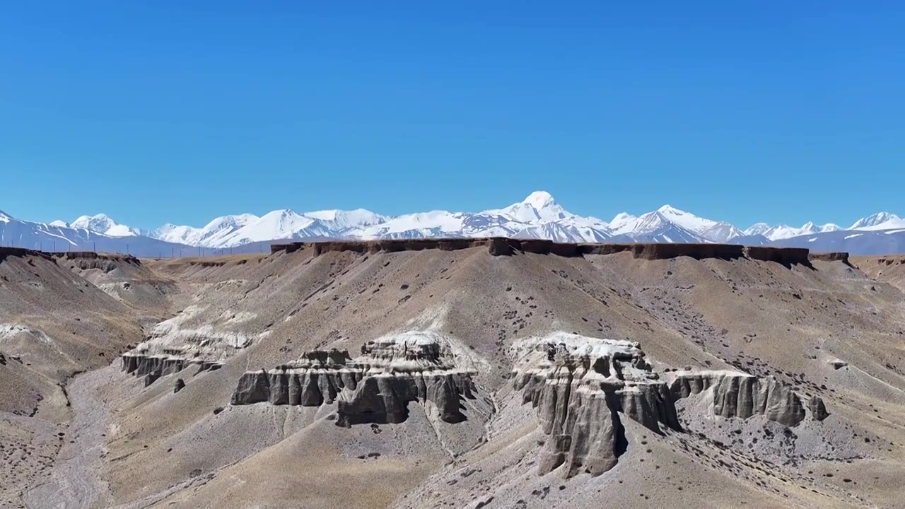 中国西藏阿里地区玛朗峡谷土林、雪山风光视频下载