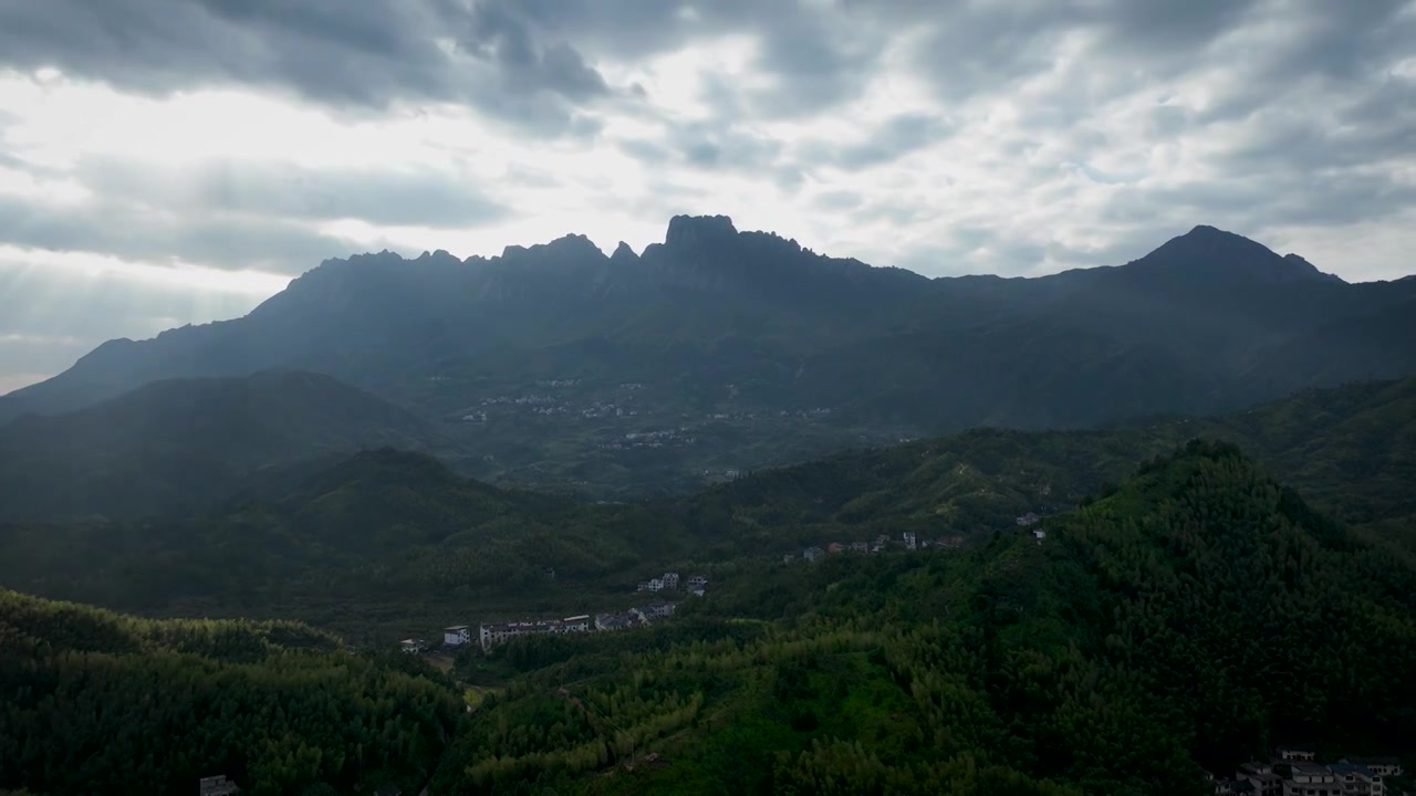 国庆节江西上饶灵山风光，日落时分的丁达尔光线照射山体，如同天空光束扫描一般视频下载