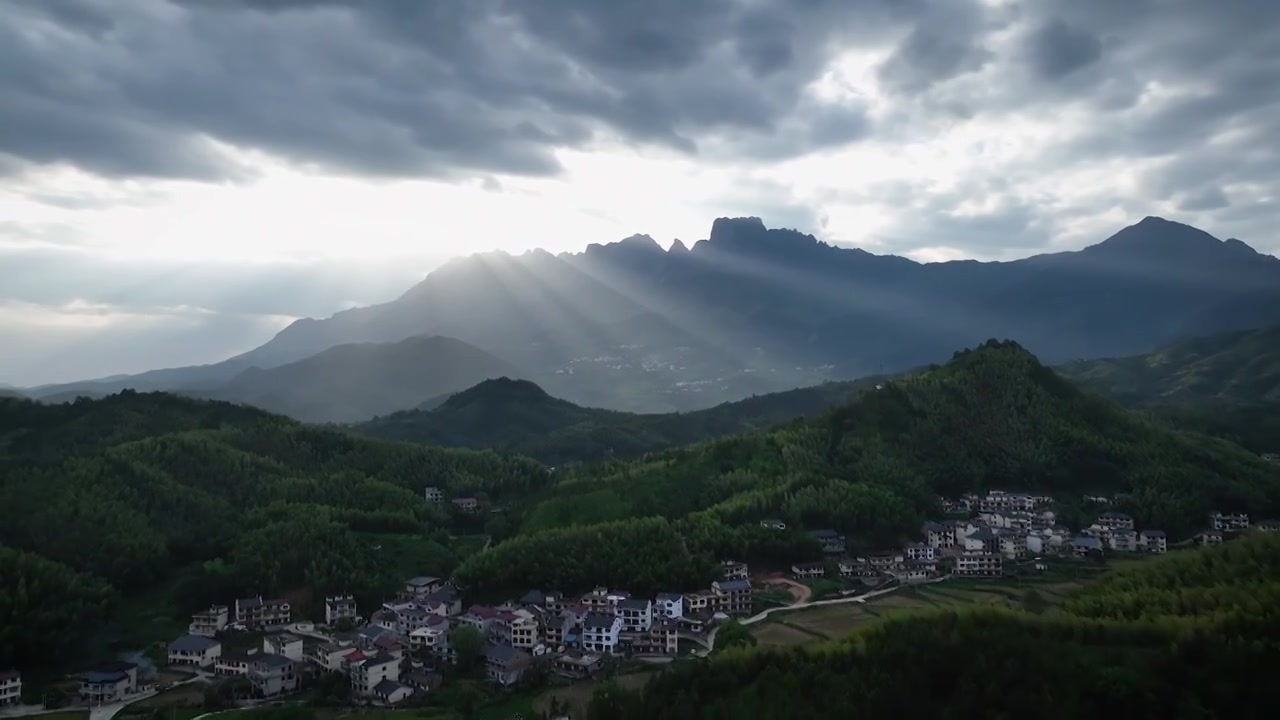 国庆节江西上饶灵山风光，日落时分的丁达尔光线照射山体，如同天空光束扫描一般视频下载