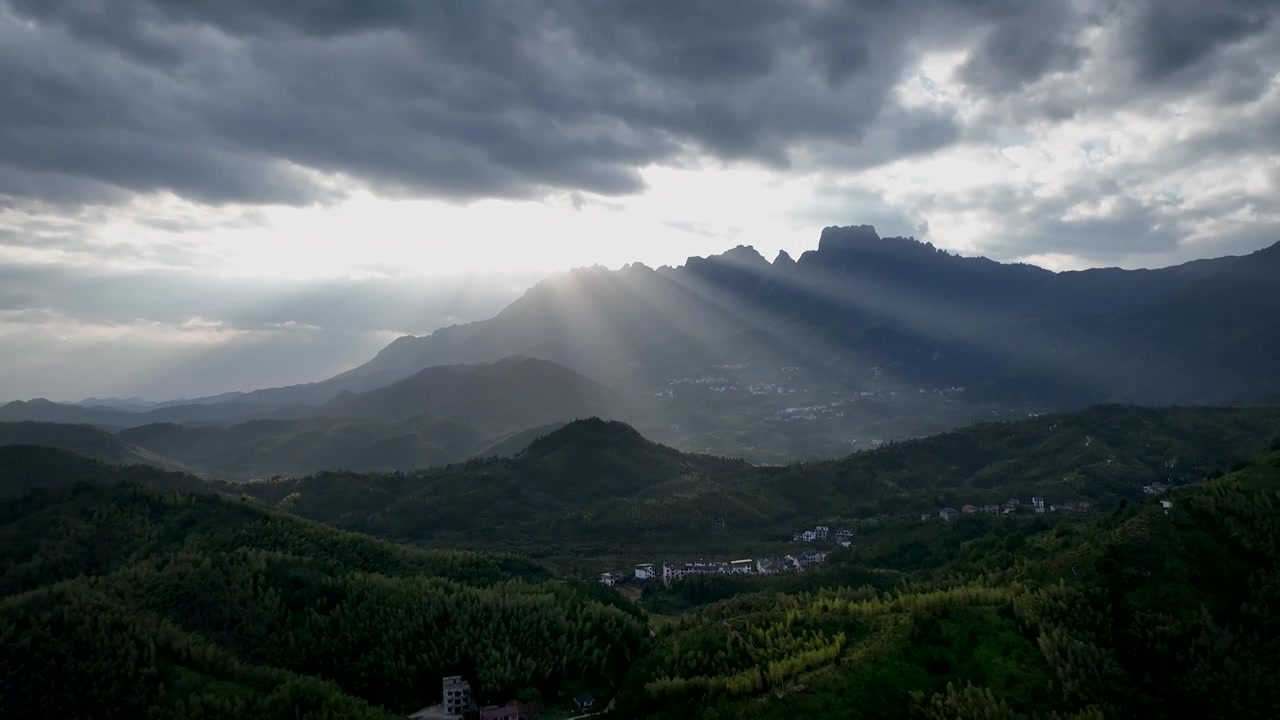 国庆节江西上饶灵山风光，日落时分的丁达尔光线照射山体，如同天空光束扫描一般视频素材