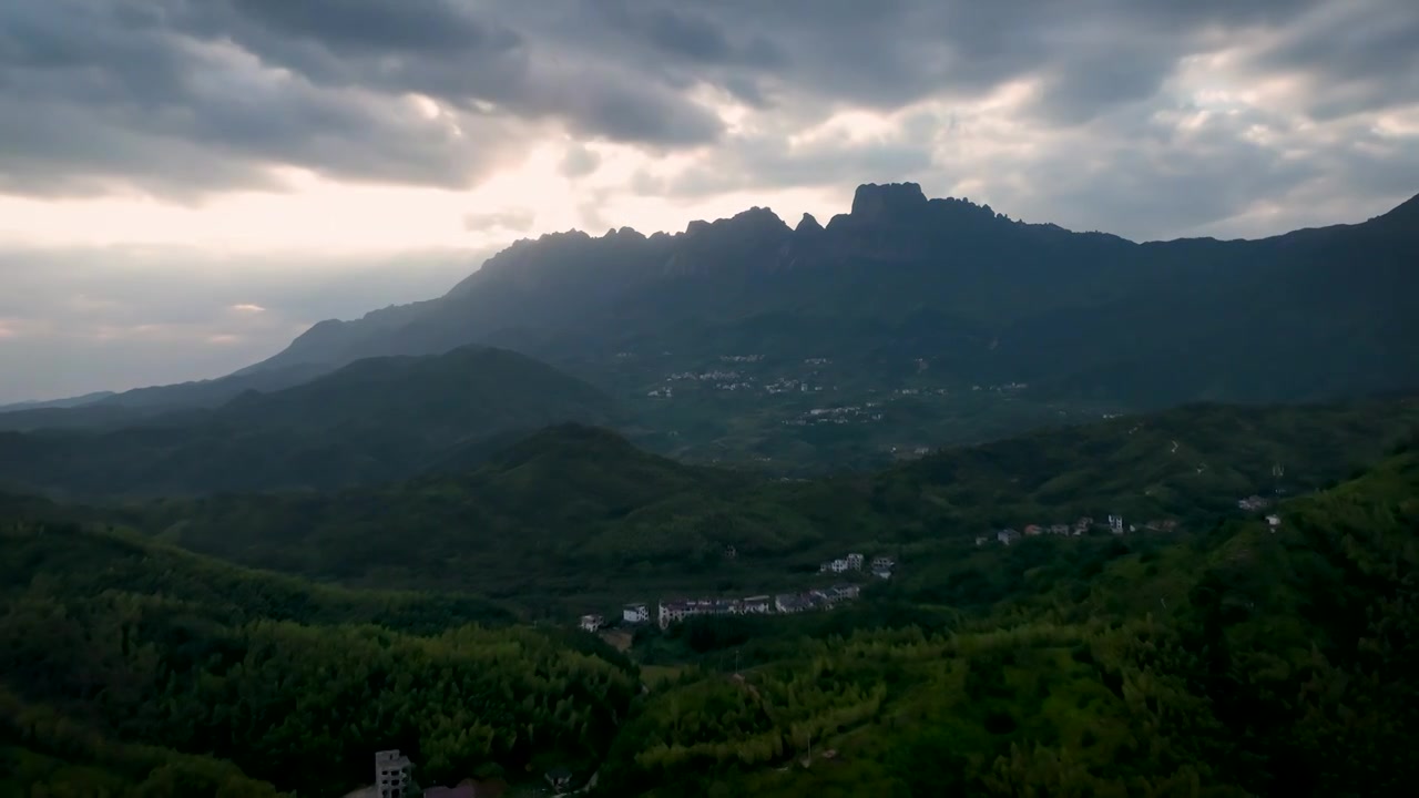 国庆节江西上饶灵山风光，日落时分的丁达尔光线照射山体，如同天空光束扫描一般视频素材