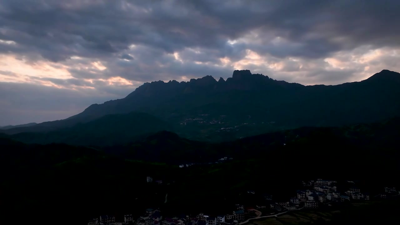 国庆节江西上饶灵山风光，日落时分的丁达尔光线照射山体，如同天空光束扫描一般视频下载