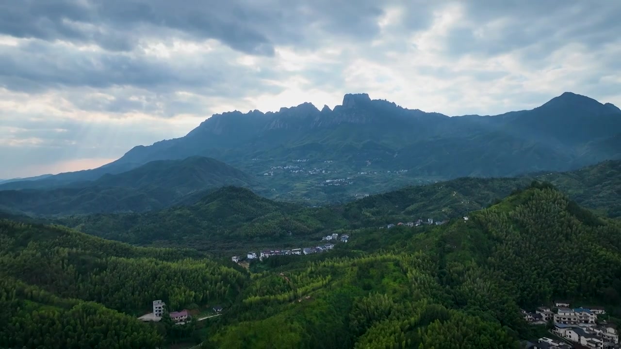 国庆节江西上饶灵山风光，日落时分的丁达尔光线照射山体，如同天空光束扫描一般视频素材