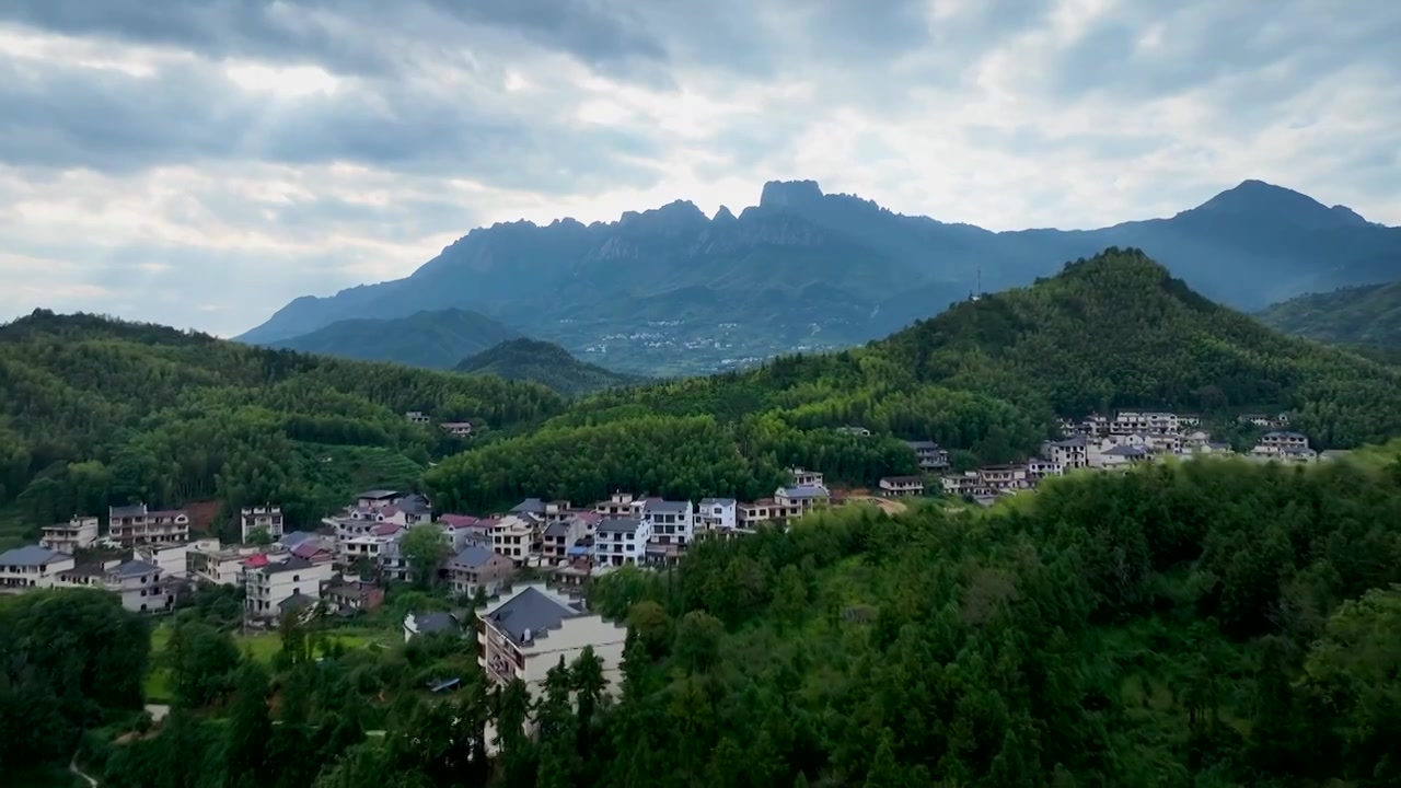 国庆节江西上饶灵山风光，日落时分的丁达尔光线照射山体，如同天空光束扫描一般视频下载