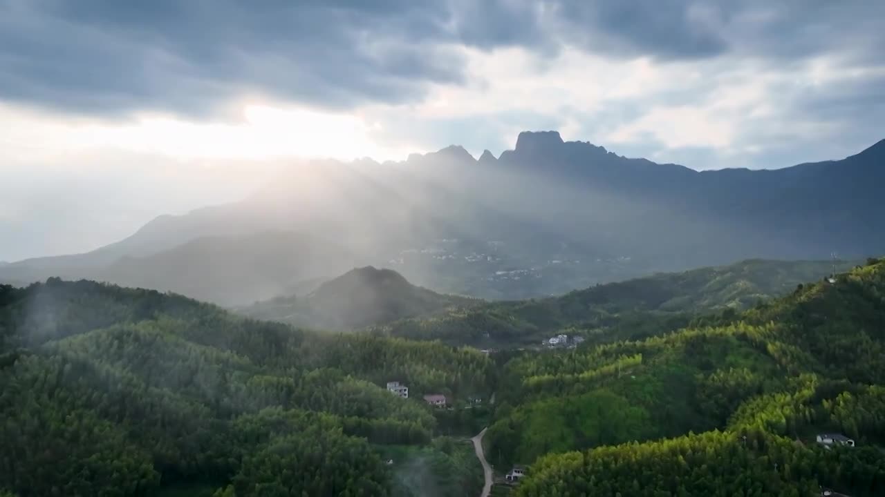 国庆节江西上饶灵山风光，日落时分的丁达尔光线照射山体，如同天空光束扫描一般视频素材