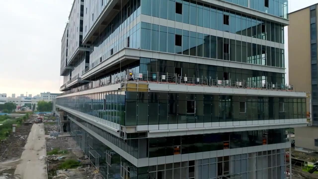 航拍工地建筑工人城市建设视频下载