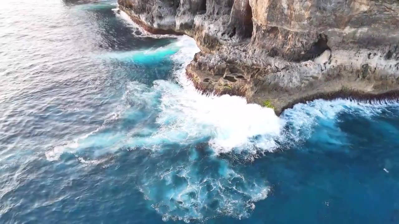 蓝色海洋 | 航拍印尼巴厘岛佩尼达岛天神浴池视频下载