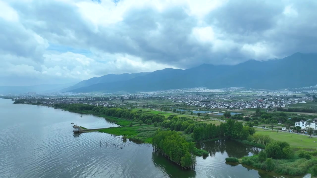 航拍云南旅游大理苍山洱海田园风景视频素材