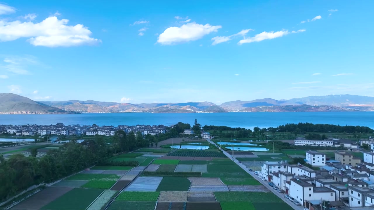 航拍云南旅游大理洱海农田村庄蓝色湖景视频素材