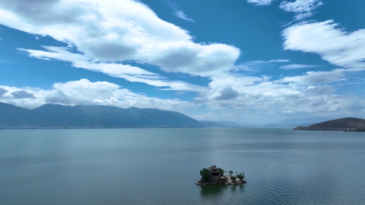 航拍云南旅游大理洱海小普陀岛自然风景视频素材