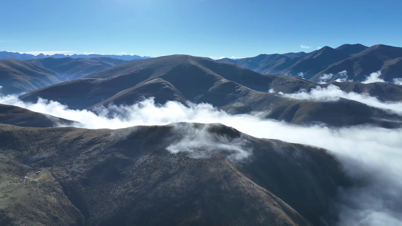 清晨航拍四川西部色达县高山云海景观视频素材