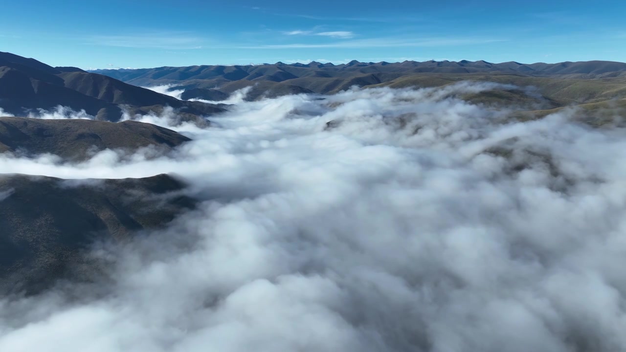 清晨航拍四川西部色达县高山云海景观视频素材