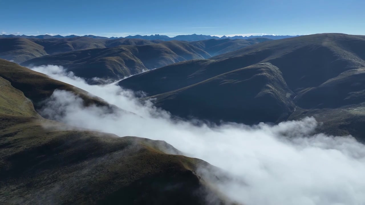 清晨航拍四川西部色达县高山云海景观视频素材