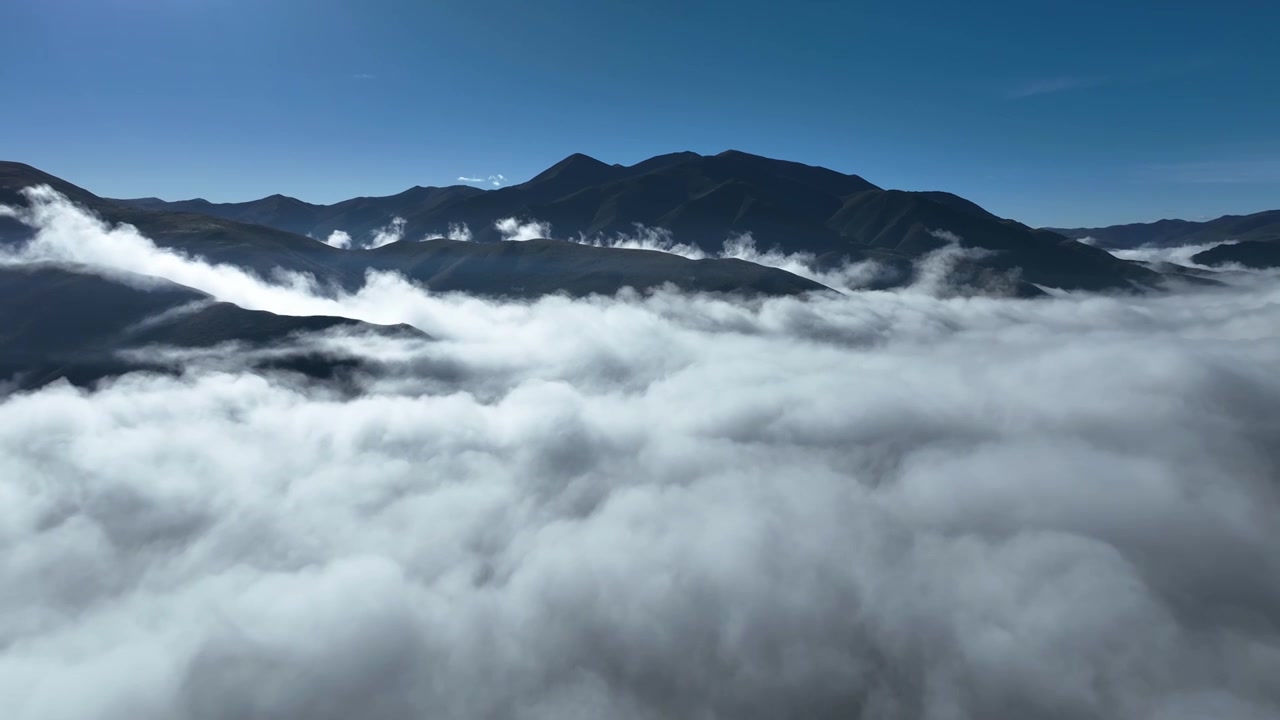 清晨航拍四川西部色达县高山云海景观视频素材