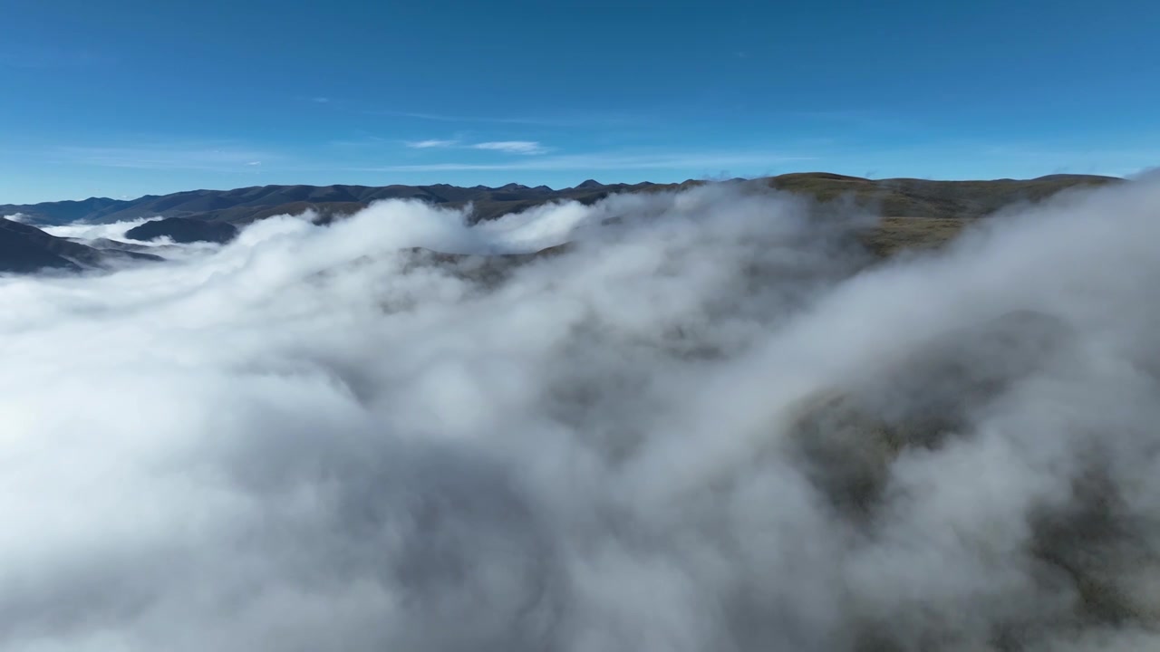 清晨航拍四川西部色达县高山云海景观视频素材