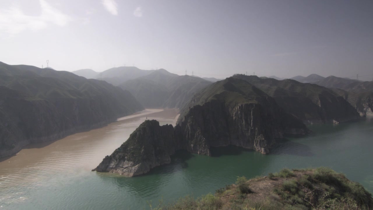 黄河水清澈和浑浊的交界视频素材