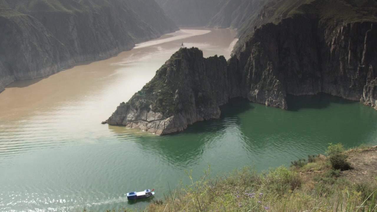 黄河水清澈和浑浊的交界视频下载