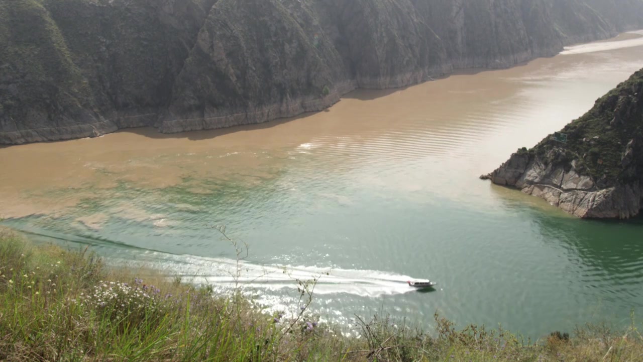 黄河水清澈和浑浊的交界视频素材