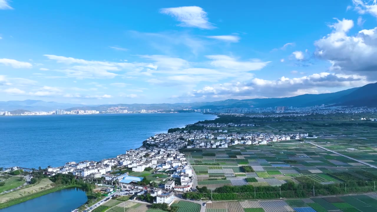 航拍云南旅游大理洱海蓝色湖景田园风光视频素材