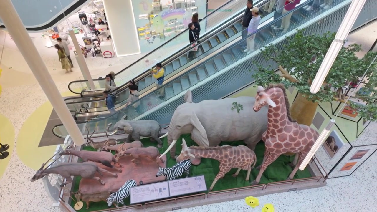 上海荟聚商场购物中心人流视频素材画面3