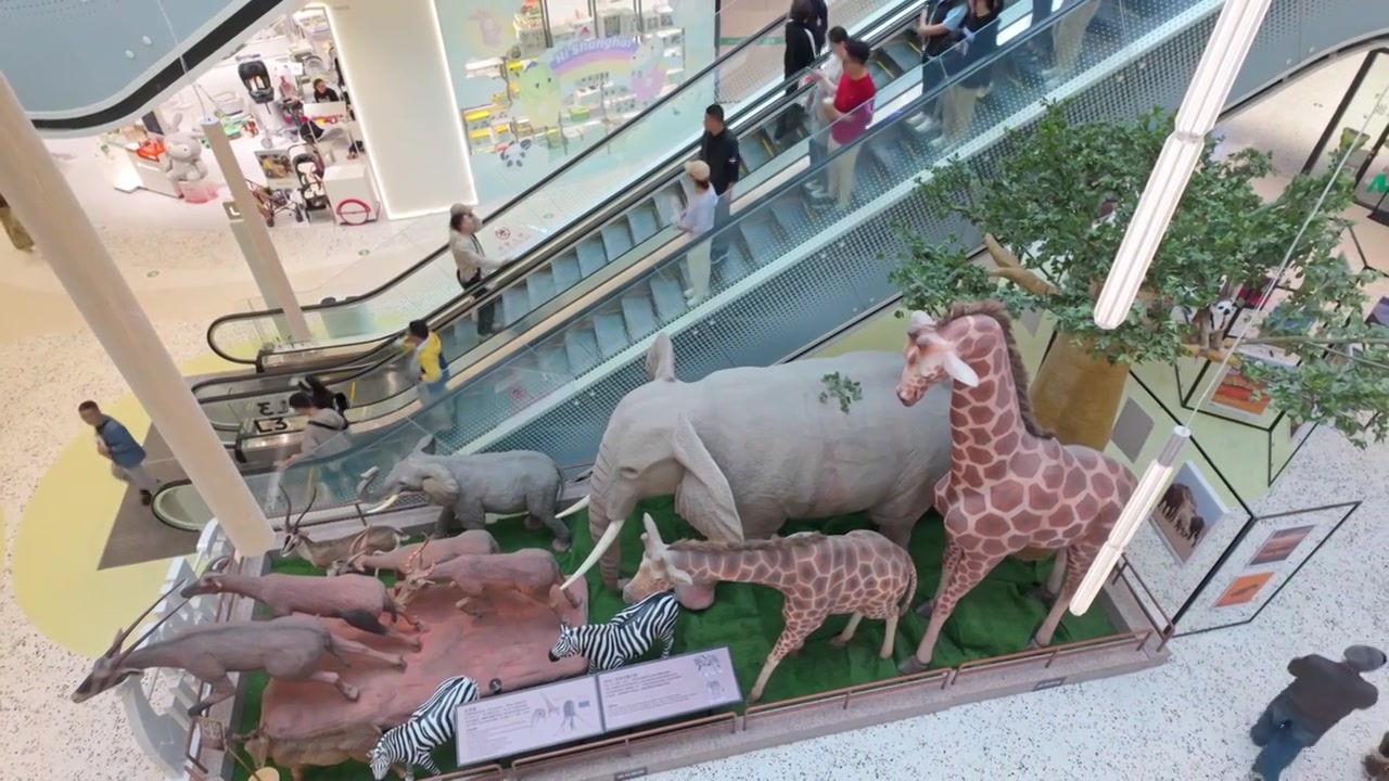 上海荟聚商场购物中心人流视频素材画面4