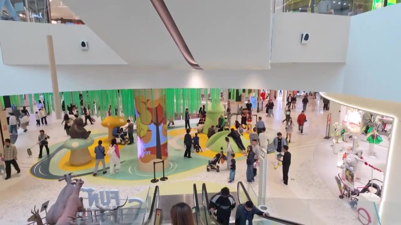 上海荟聚商场购物中心人流视频素材画面1