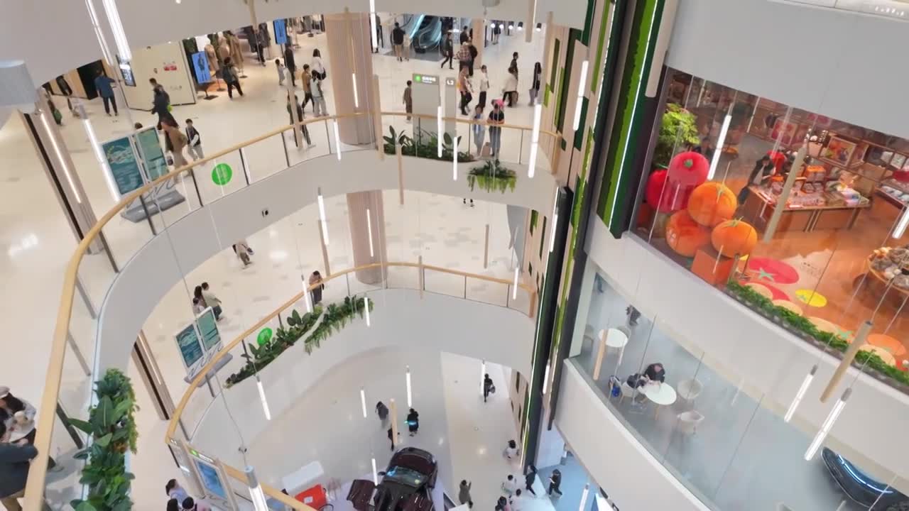 上海荟聚商场购物中心人流视频素材画面1