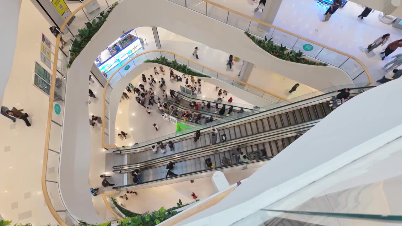 上海荟聚商场购物中心人流视频素材画面1