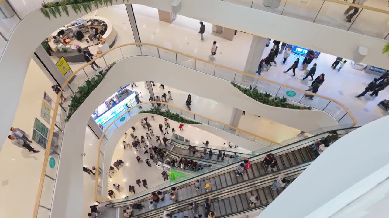 上海荟聚商场购物中心人流视频素材画面1
