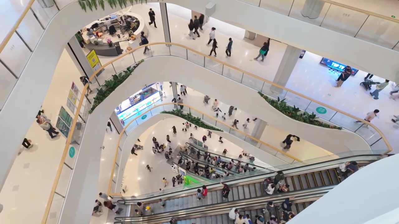 上海荟聚商场购物中心人流视频素材画面3