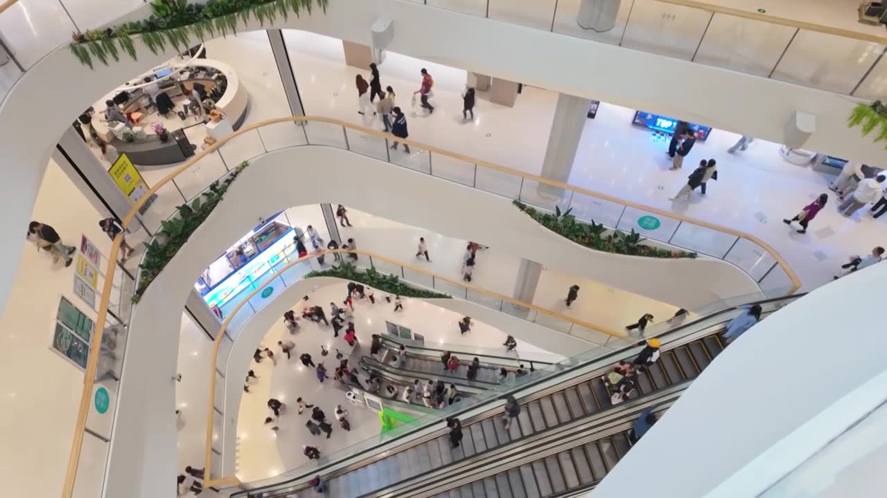 上海荟聚商场购物中心人流视频素材画面1