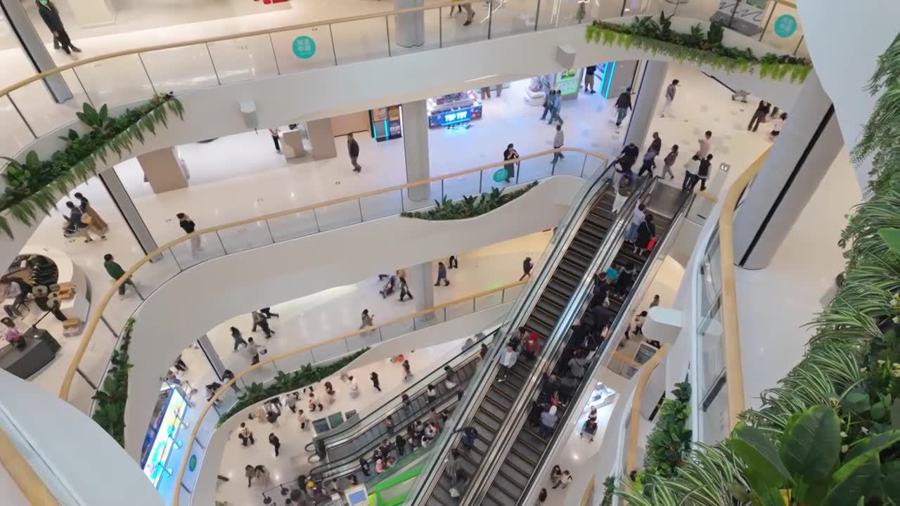 上海荟聚商场购物中心人流视频素材画面1