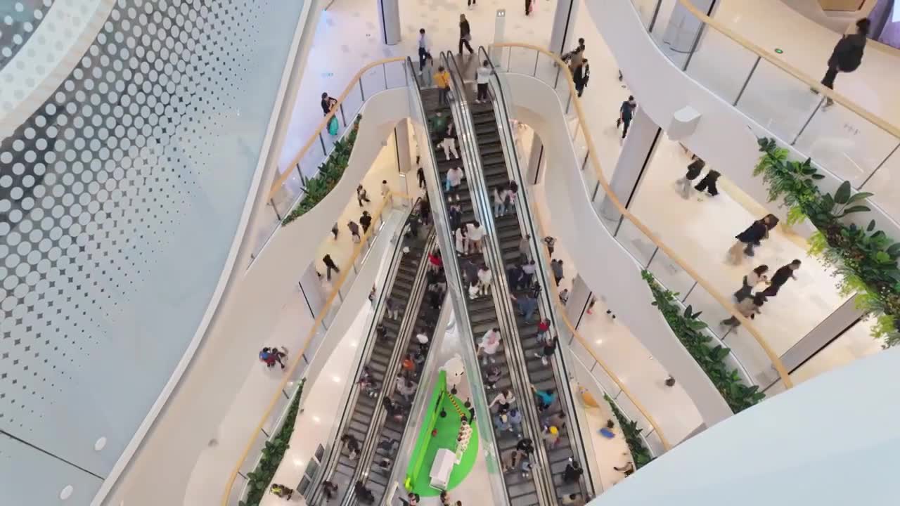 上海荟聚商场购物中心人流视频素材画面1