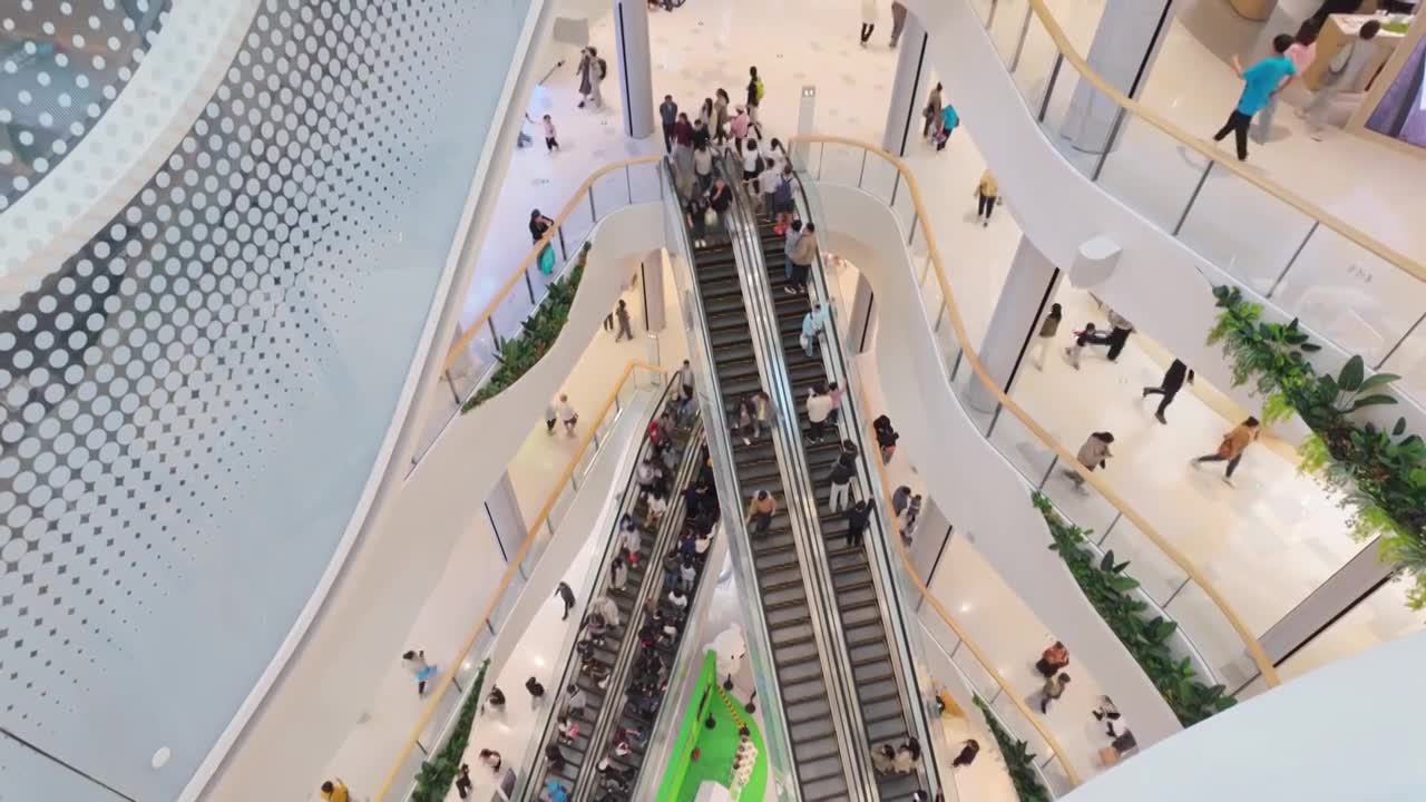 上海荟聚商场购物中心人流视频素材画面1