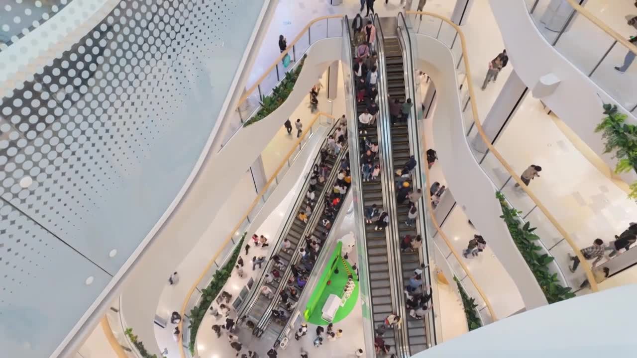 上海荟聚商场购物中心人流视频素材画面1