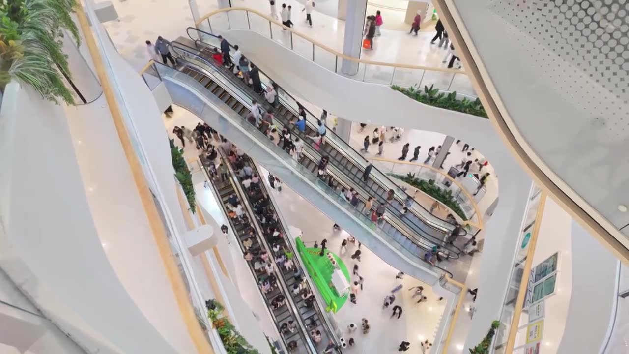 上海荟聚商场购物中心人流视频素材画面1