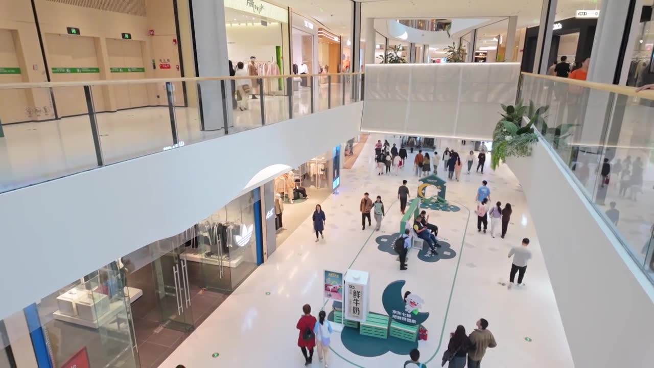 上海荟聚商场购物中心人流视频素材画面1