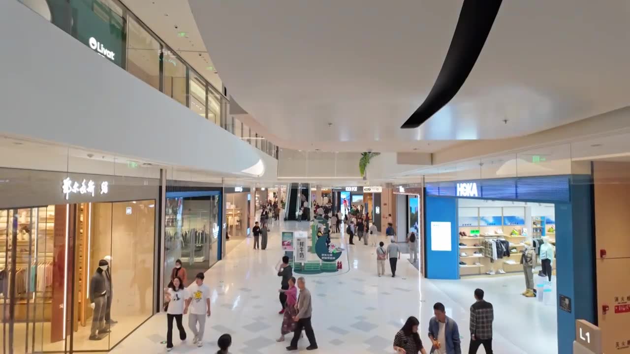 上海荟聚商场购物中心人流视频素材画面1