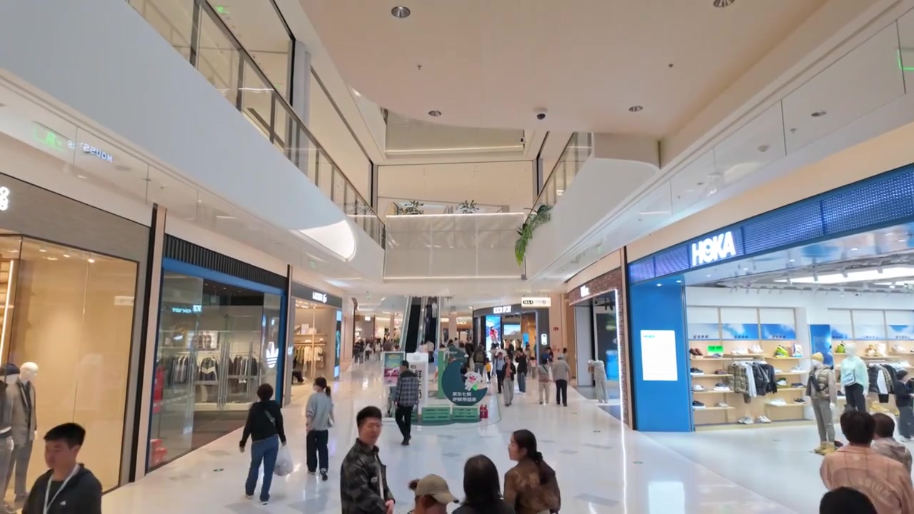 上海荟聚商场购物中心人流视频素材画面3
