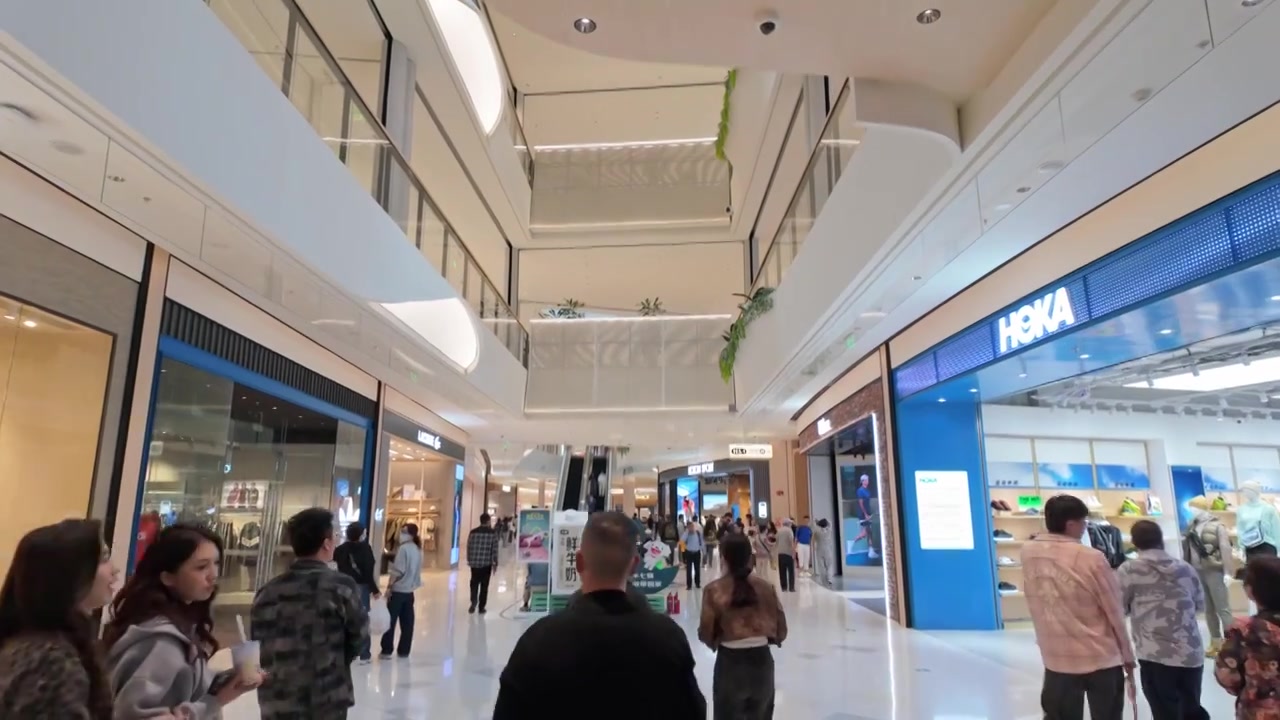 上海荟聚商场购物中心人流视频素材画面4
