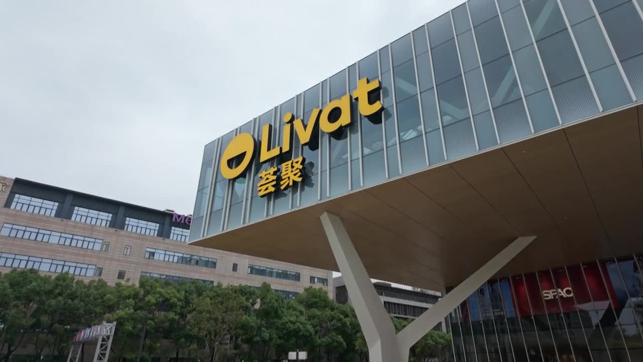 上海荟聚商场购物中心人流视频素材画面1