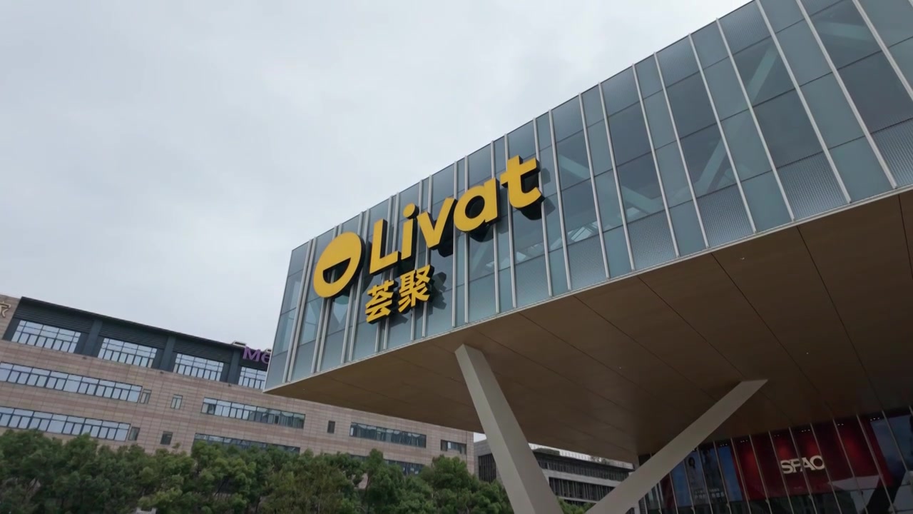 上海荟聚商场购物中心人流视频素材画面3