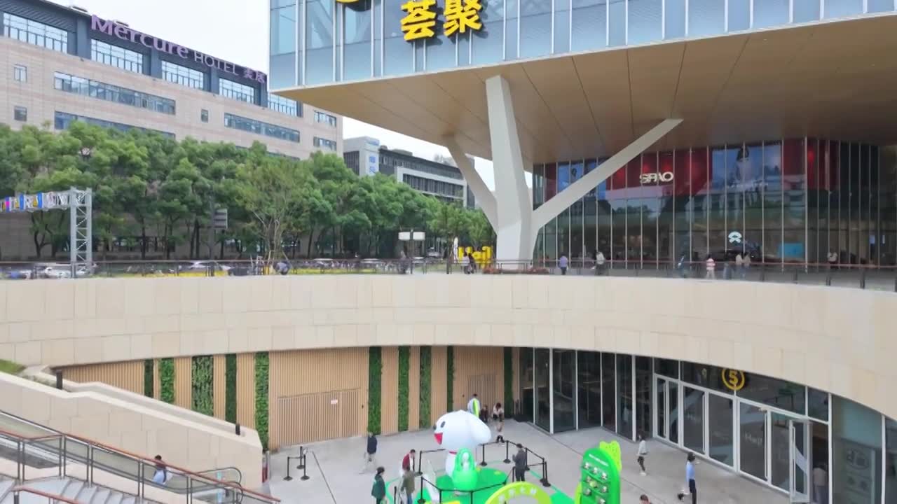 上海荟聚商场购物中心人流视频素材画面1