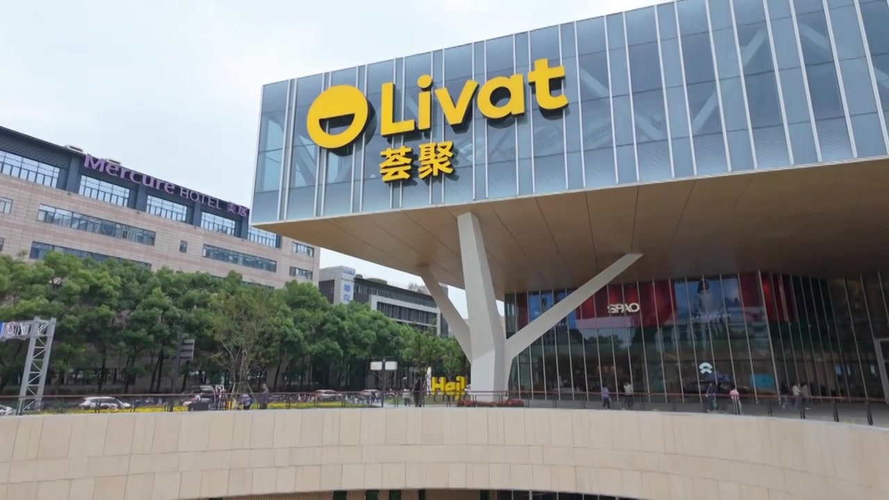 上海荟聚商场购物中心人流视频素材画面3
