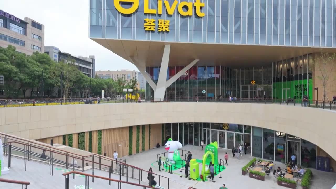 上海荟聚商场购物中心人流视频素材画面1